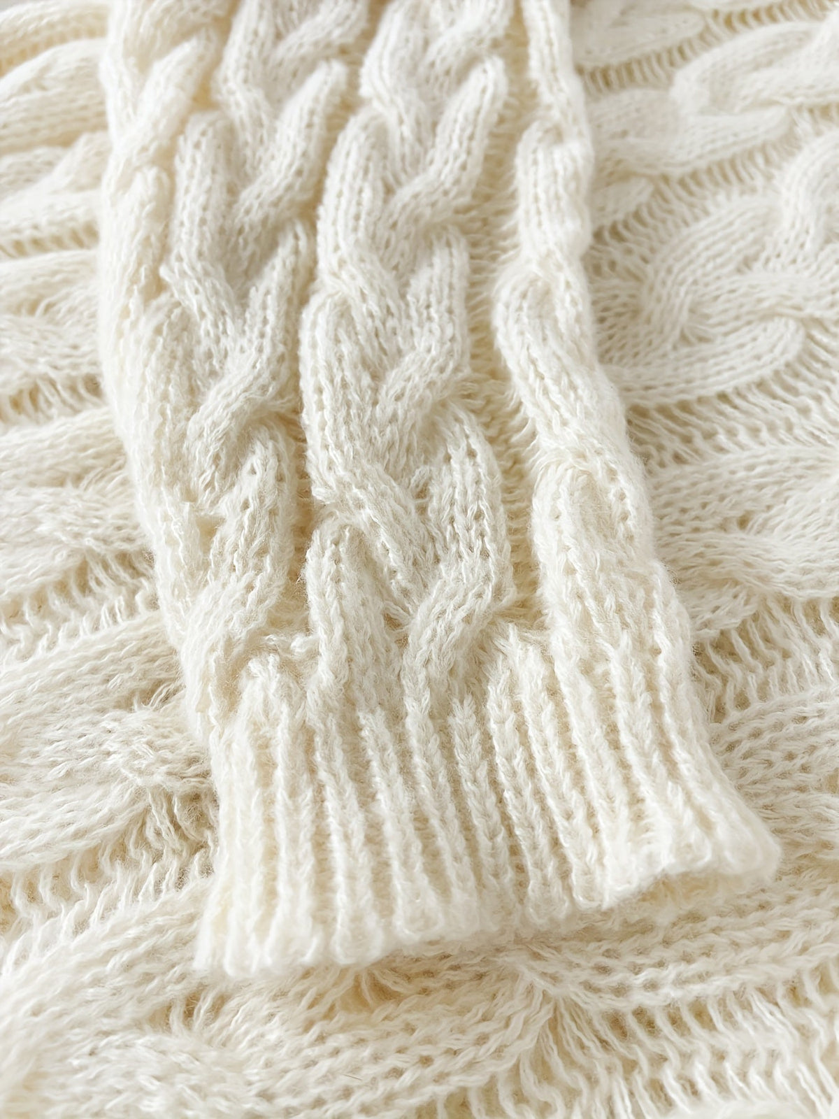 Danielle | Elegant Cable-Knit V-Neck Sweater - Picela